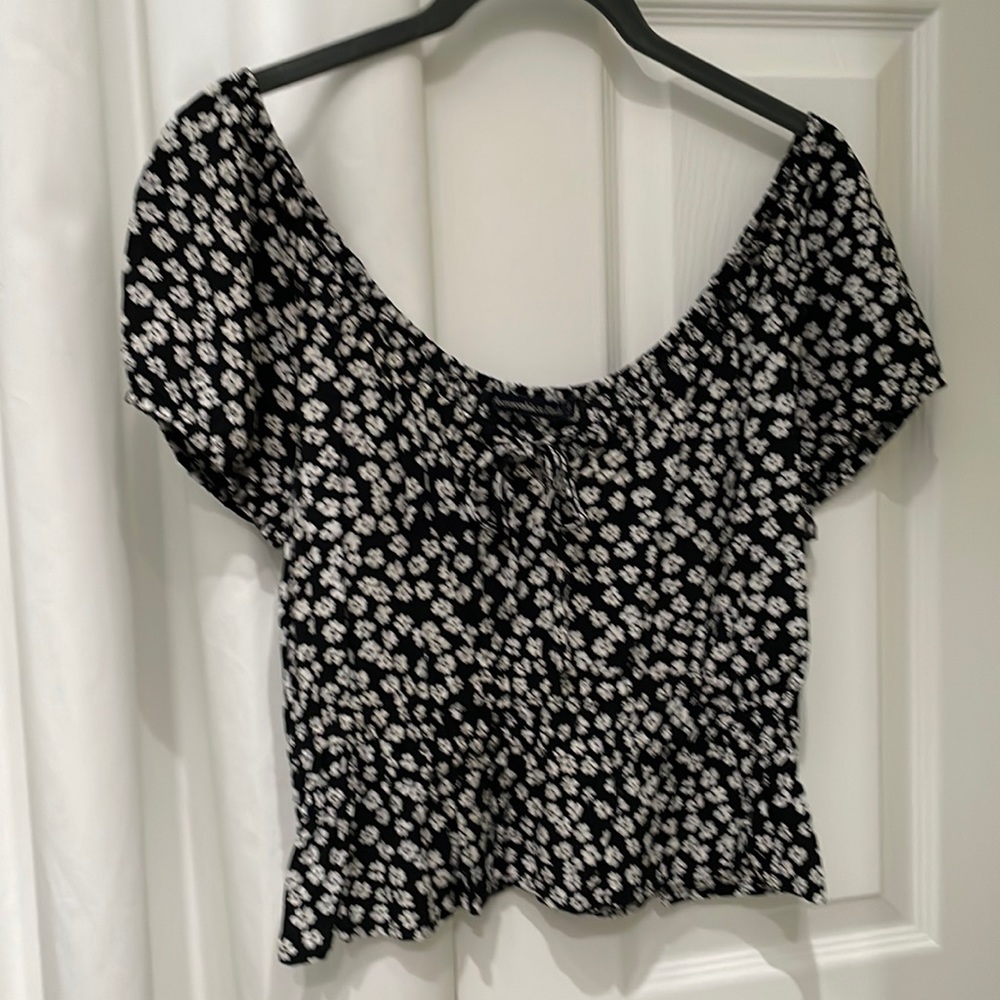 Abercrombie and Fitch black and white floral  top size XS